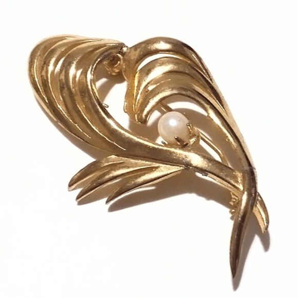 Vintage Brooks Gold Tone and Genuine Pearl Freeform Brooch - Picture 2 of 6